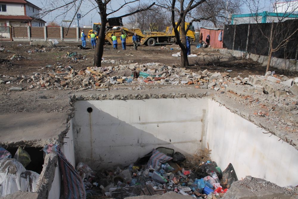 Încurcate sunt căile SALUBRIZĂRII: Cine face curăţenie în Micro 17, la fostele GARAJE