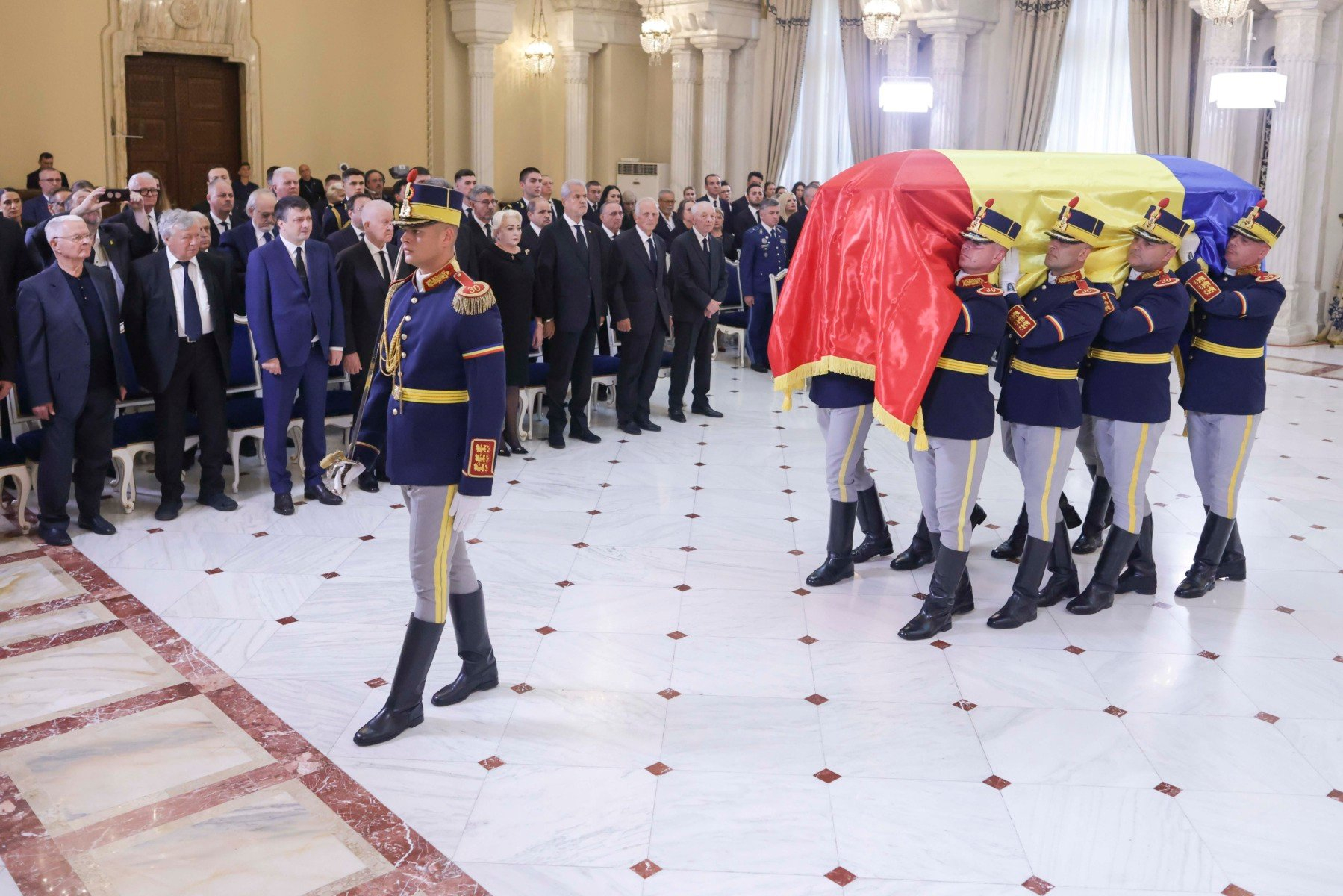 Ion Iliescu a fost condus pe ultimul drum cu onoruri militare