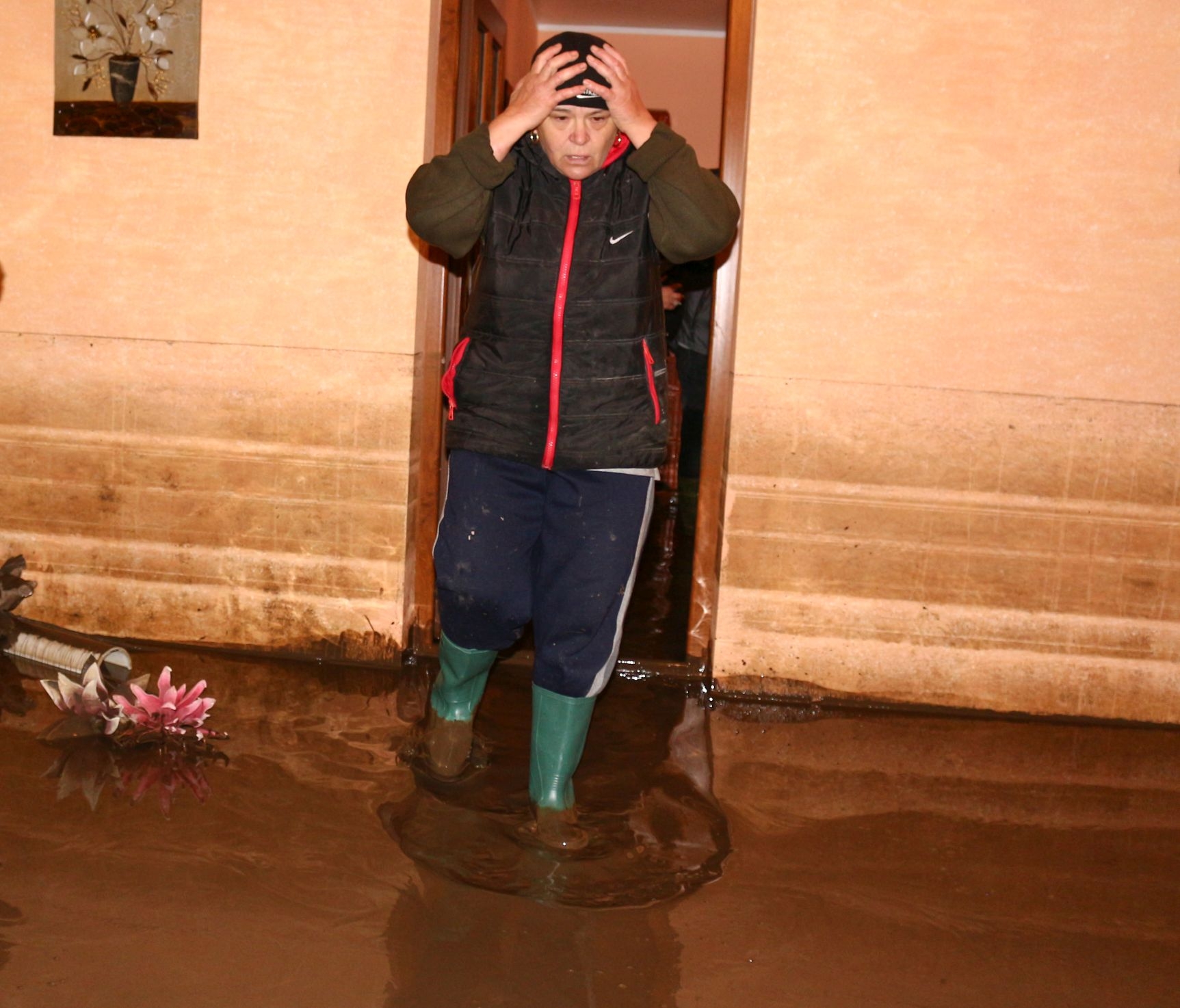 Peste 1.200 de oameni au rămas fără agoniseala de o viaţă (FOTO)