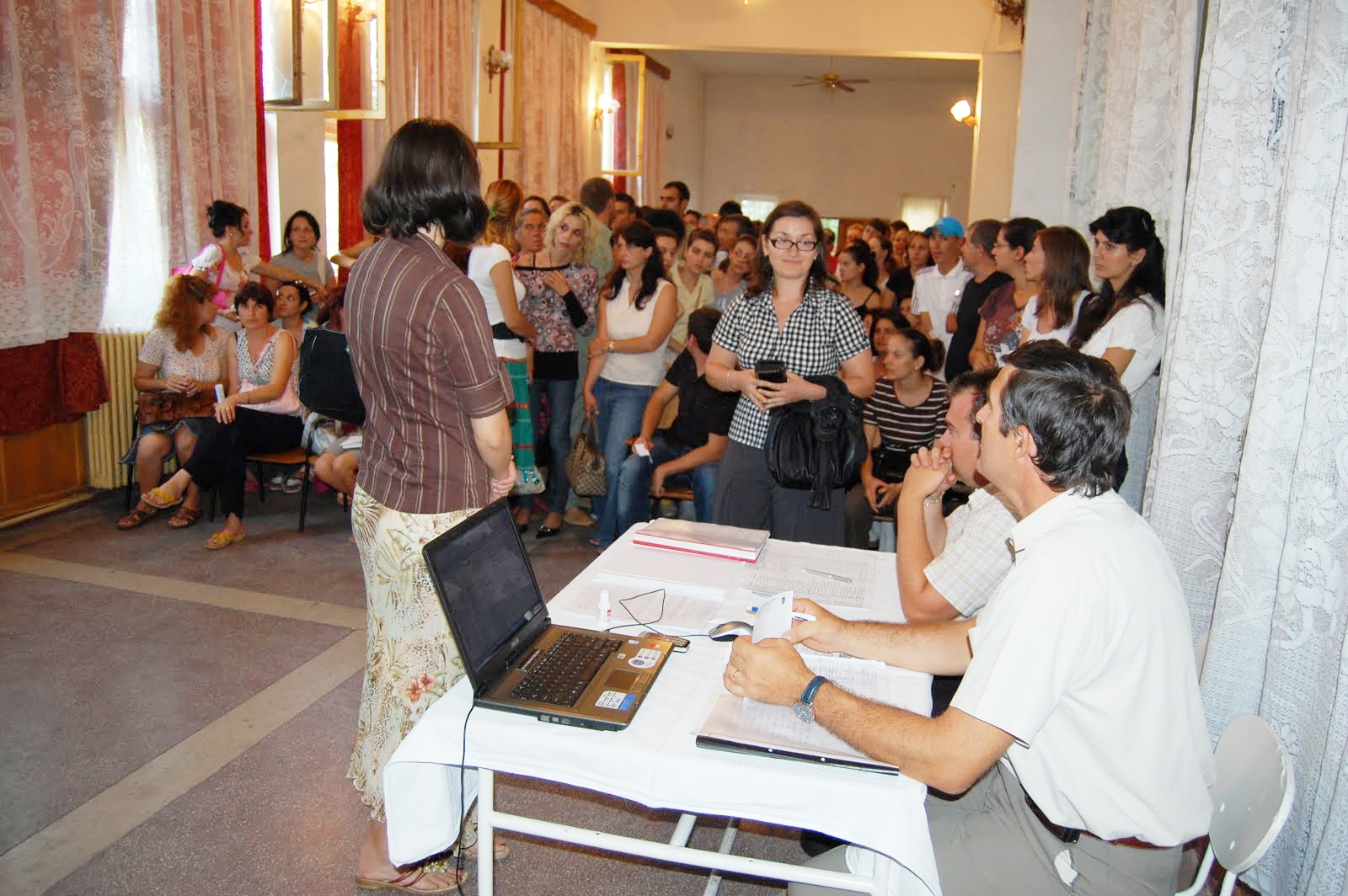 Profesorii se pot titulariza prin cerere chiar dacă nu au definitivatul