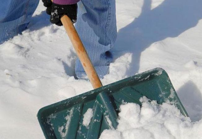 Aveţi obligaţia să curăţaţi zăpada!