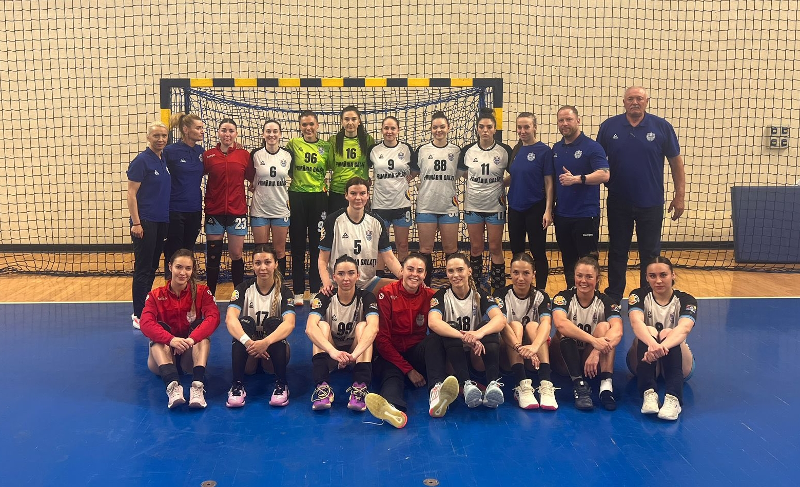 Handbalistele au câştigat primul meci al barajului