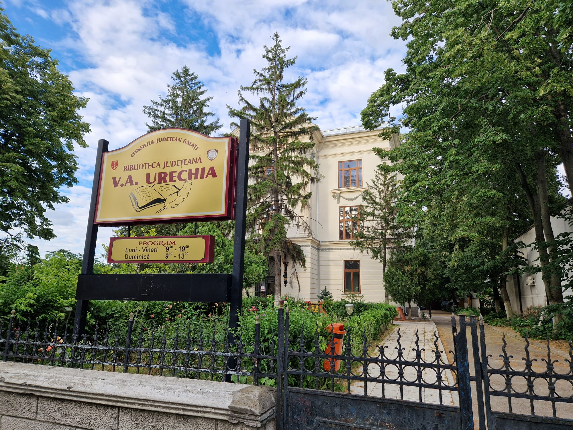 Monument istoric restaurat, cu facilităţile unei biblioteci moderne (FOTO)