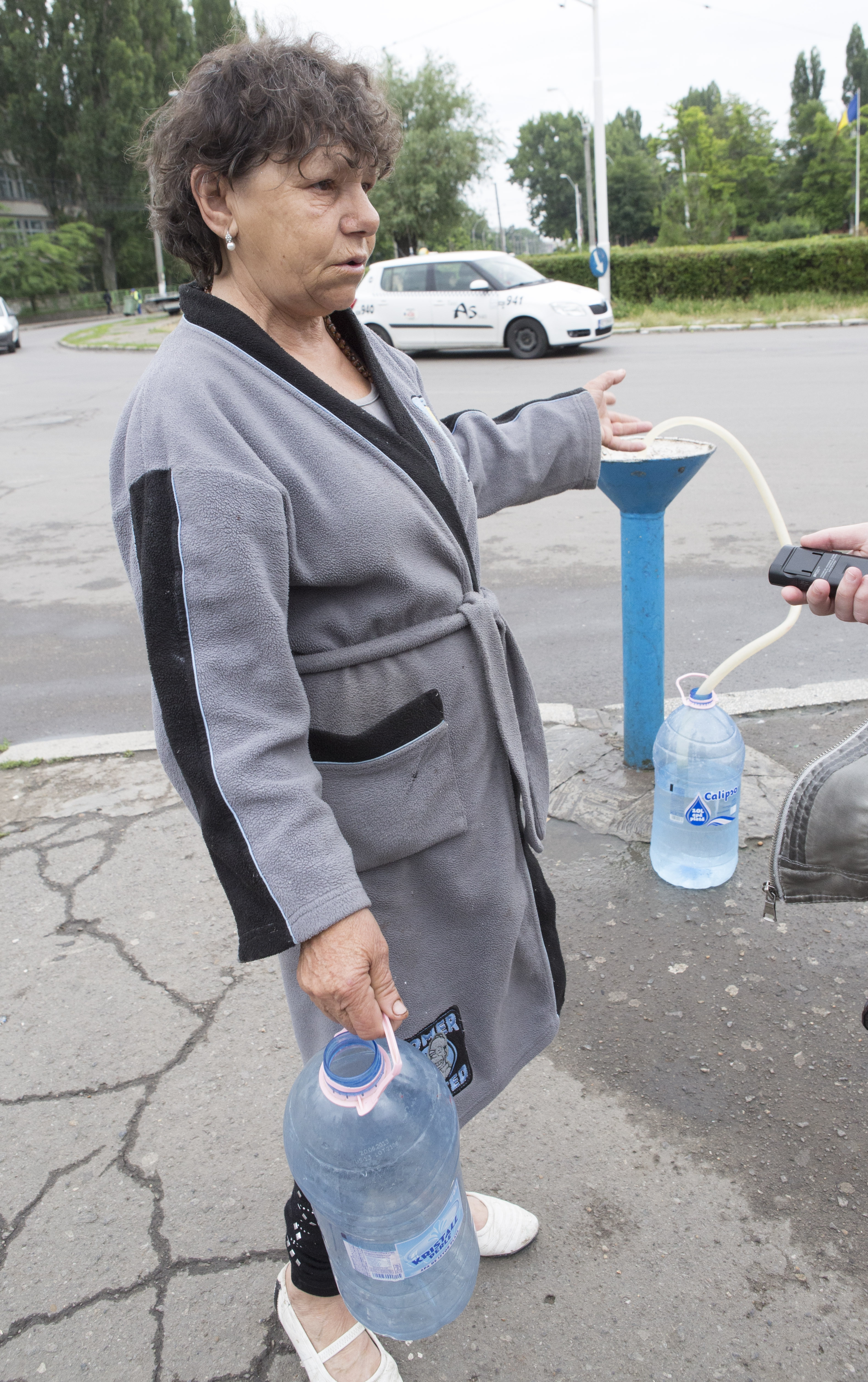 ŢÂŞNITOAREA: Singura SURSĂ de apă pentu unii locuitori din Micro 40