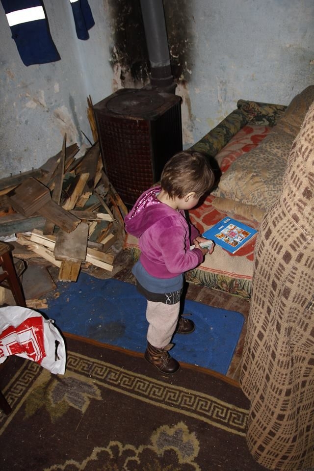 Uneori, dragostea nu este de ajuns: La trei ani, într-o casă fără electricitate şi căldură