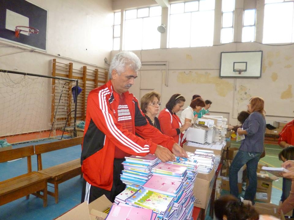 3.000 de pachete de rechizite pentru şcolarii din comunele inundate