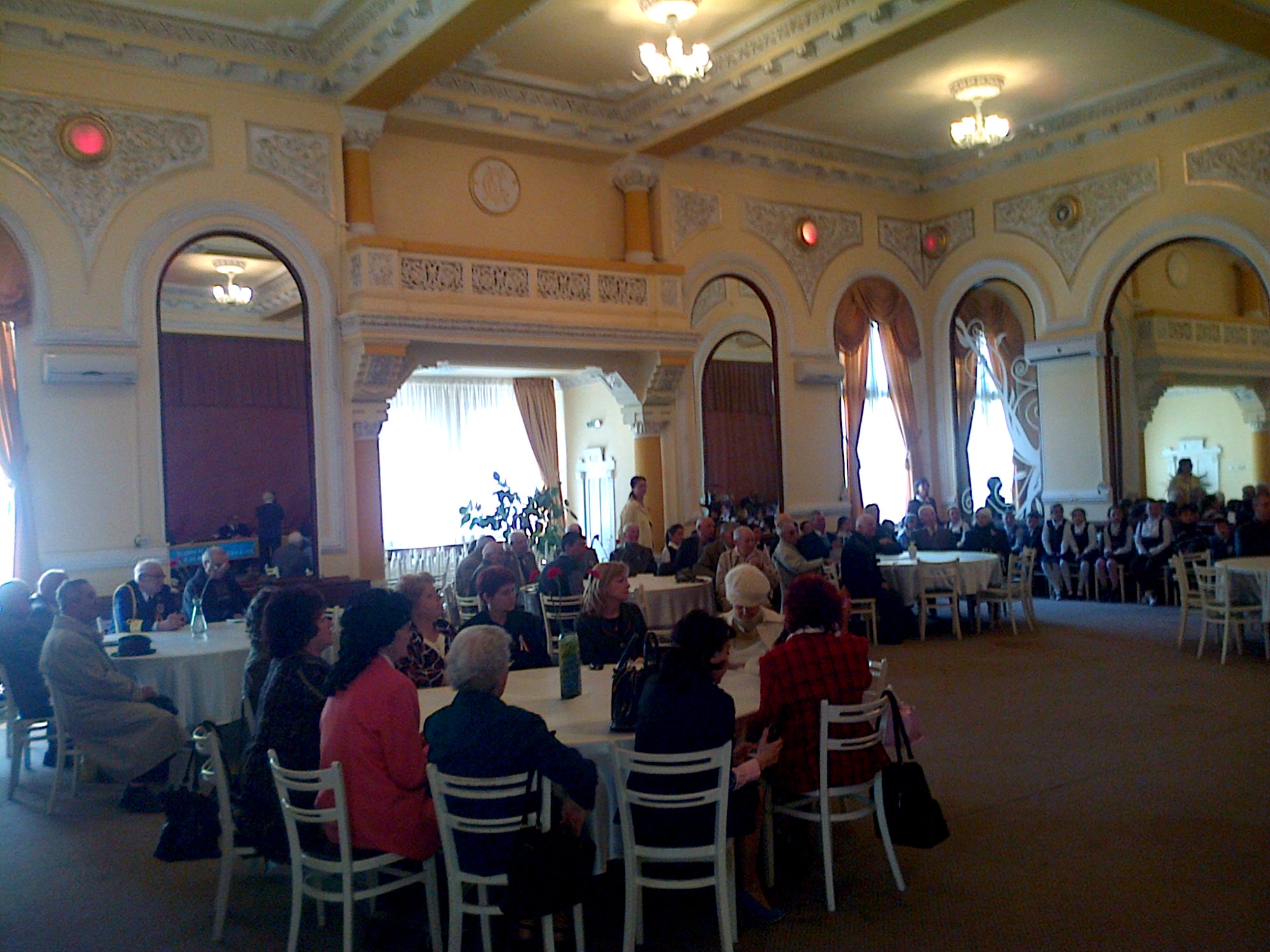 Ziua veteranilor de război. Bătrânii ostaşi, sărbătoriţi la Casa Armatei