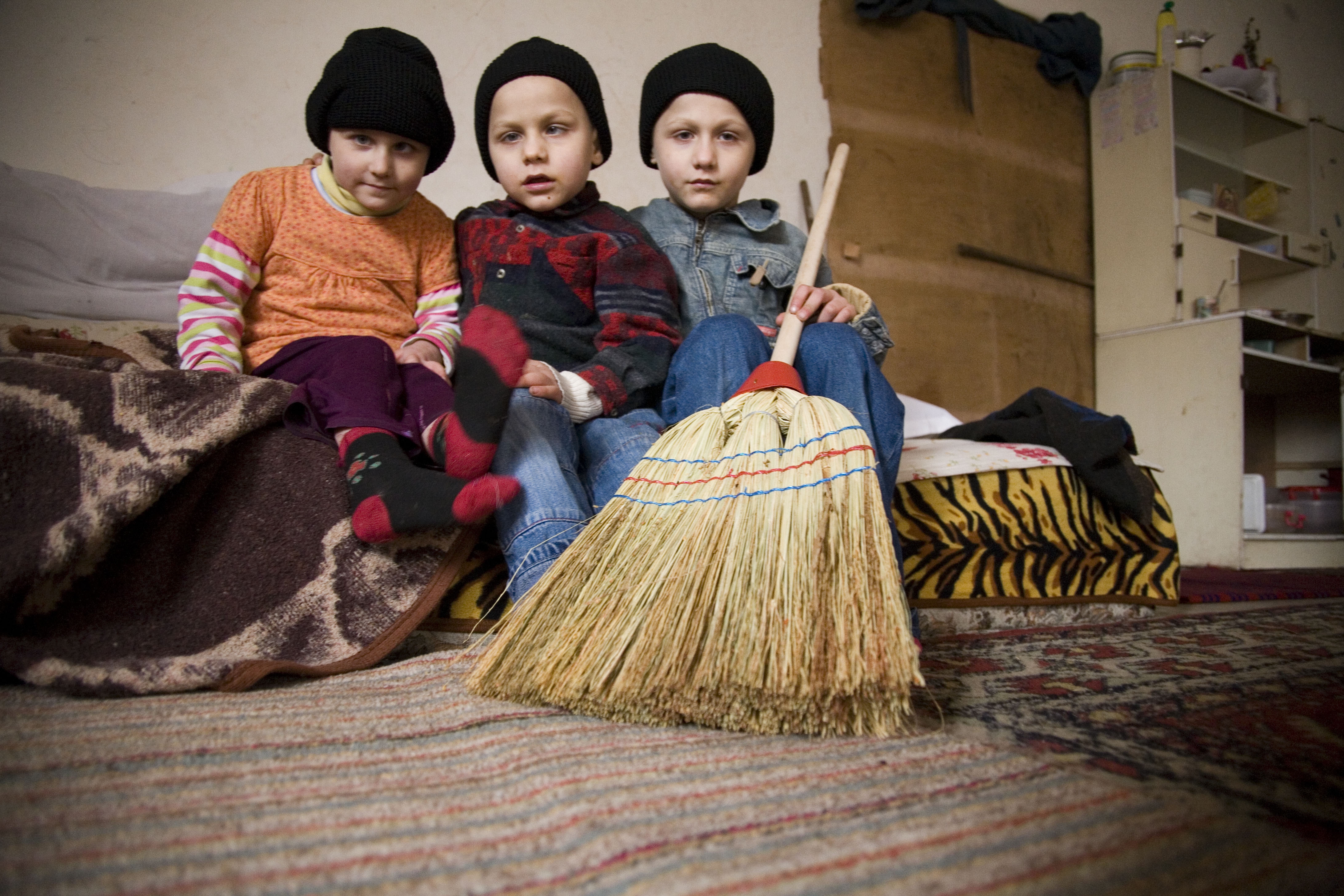 ORDONANŢĂ DE URGENŢĂ: Indemnizaţii MAI MARI pentru FAMILIILE SĂRACE