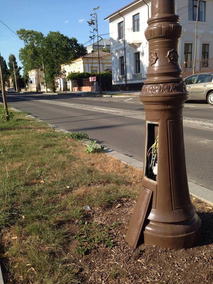 SESIZEAZĂ CITITORII ”Vieții libere”/ PERICOL de electrocutare de la stâlpii stradali