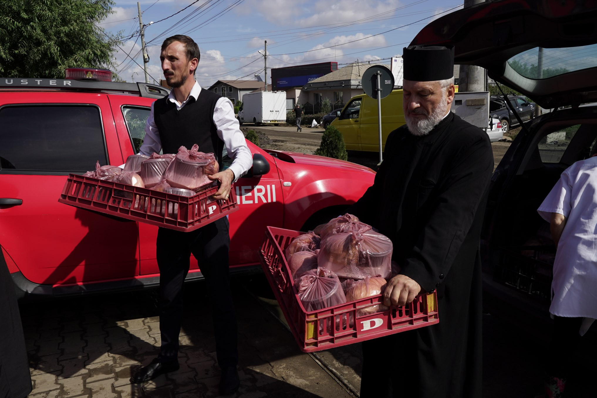 Sute de pachete cu hrană caldă pentru echipele de intervenție