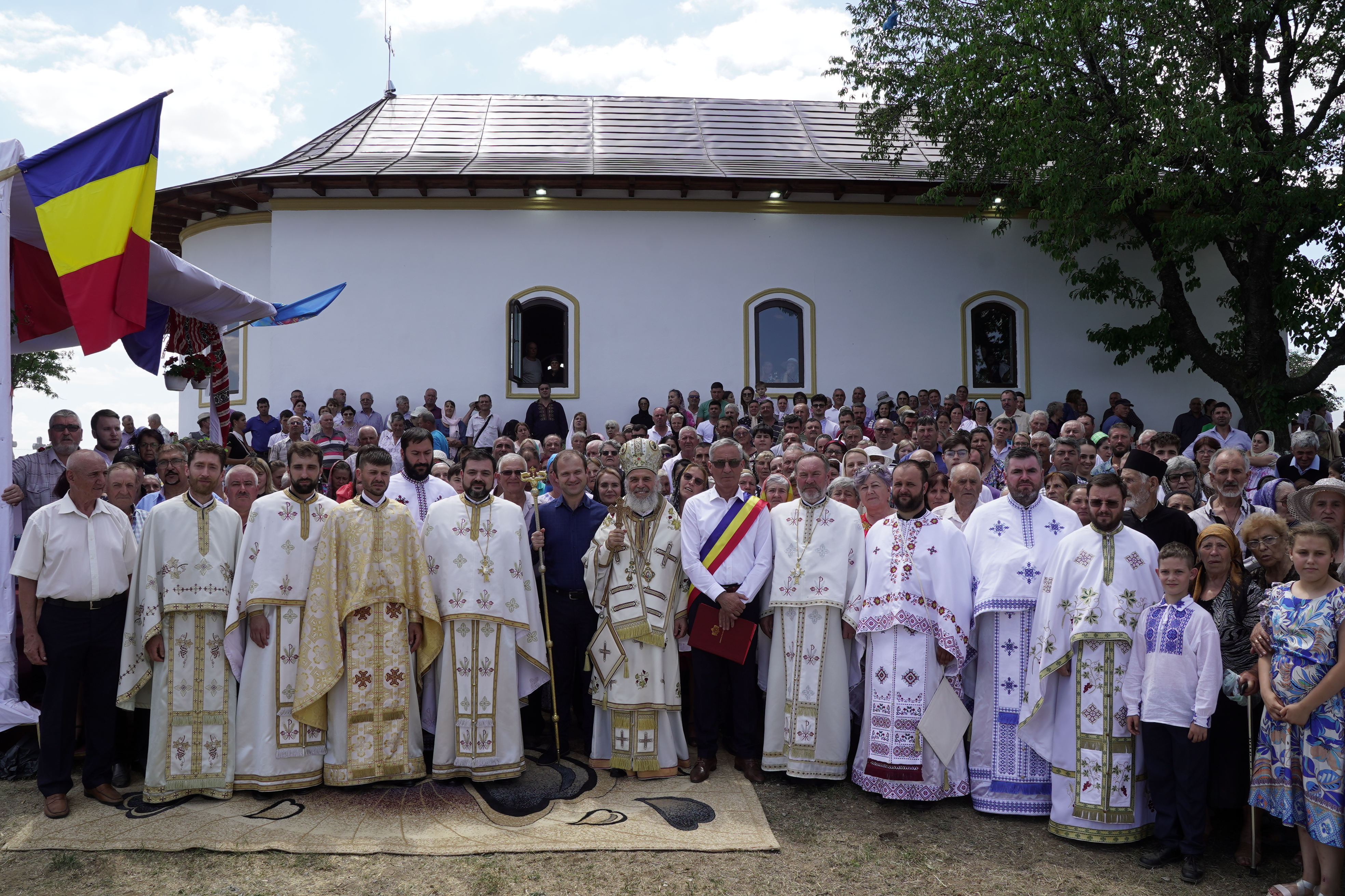 Sfințirea noii biserici din localitatea Ghinghești