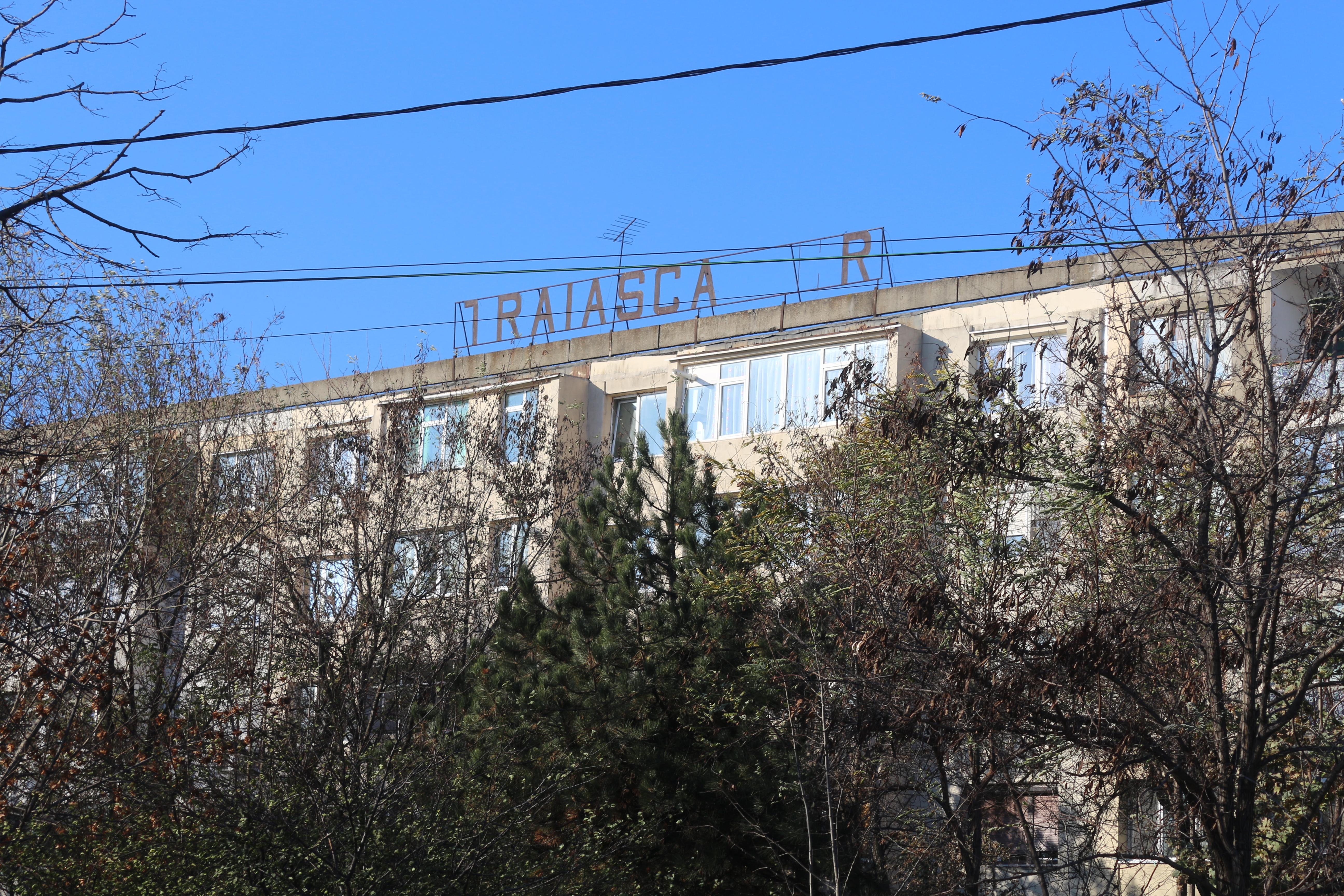 Lozincă din "Epoca de Aur", rămasă pe un bloc din Galaţi