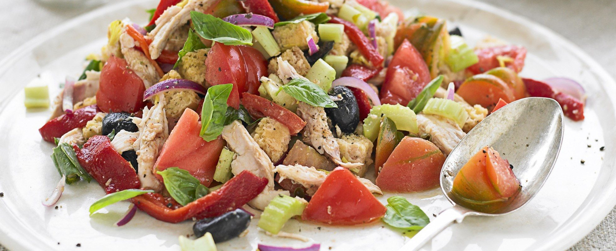 Salată mediteraneană cu pui la grătar