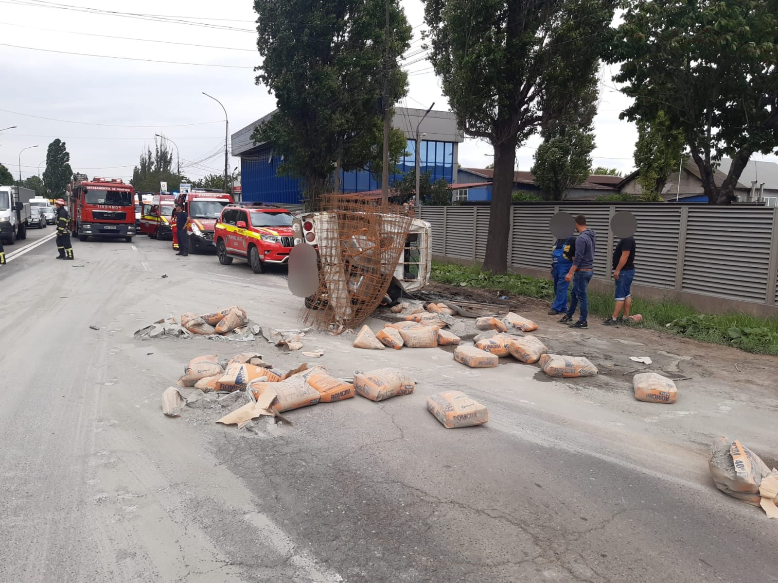 Camionetă cu ”prăfoase”, răsturnată la ieșirea din oraș