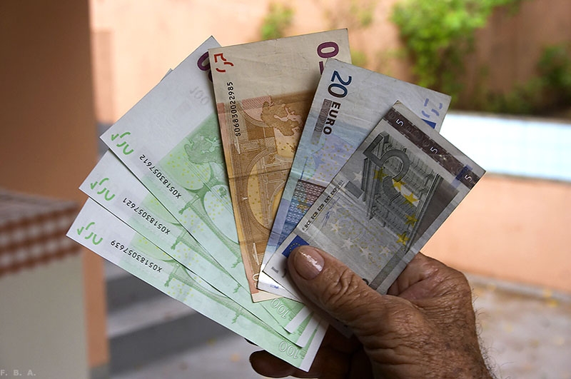 Liber la bani europeni! Fiecare absoarbe cât poate! 