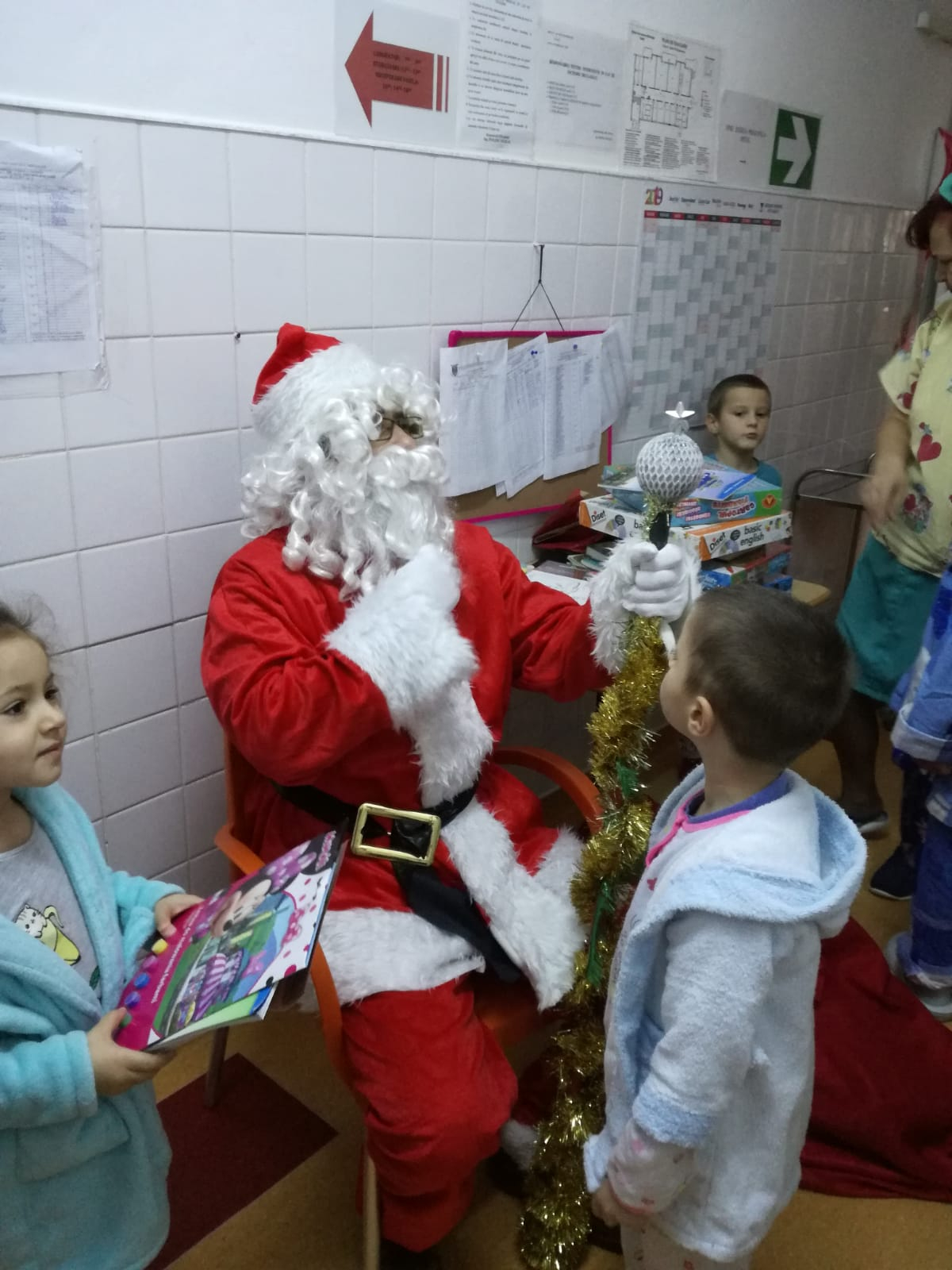 Moş Crăciun, în vizită la Spitalul de Pneumoftiziologie Galaţi