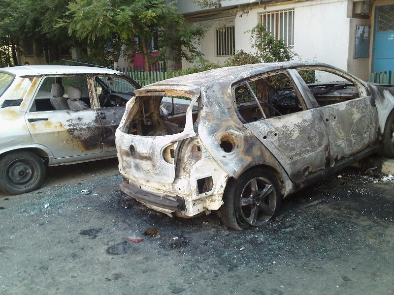 Maşina unui poliţist, incendiată în parcare