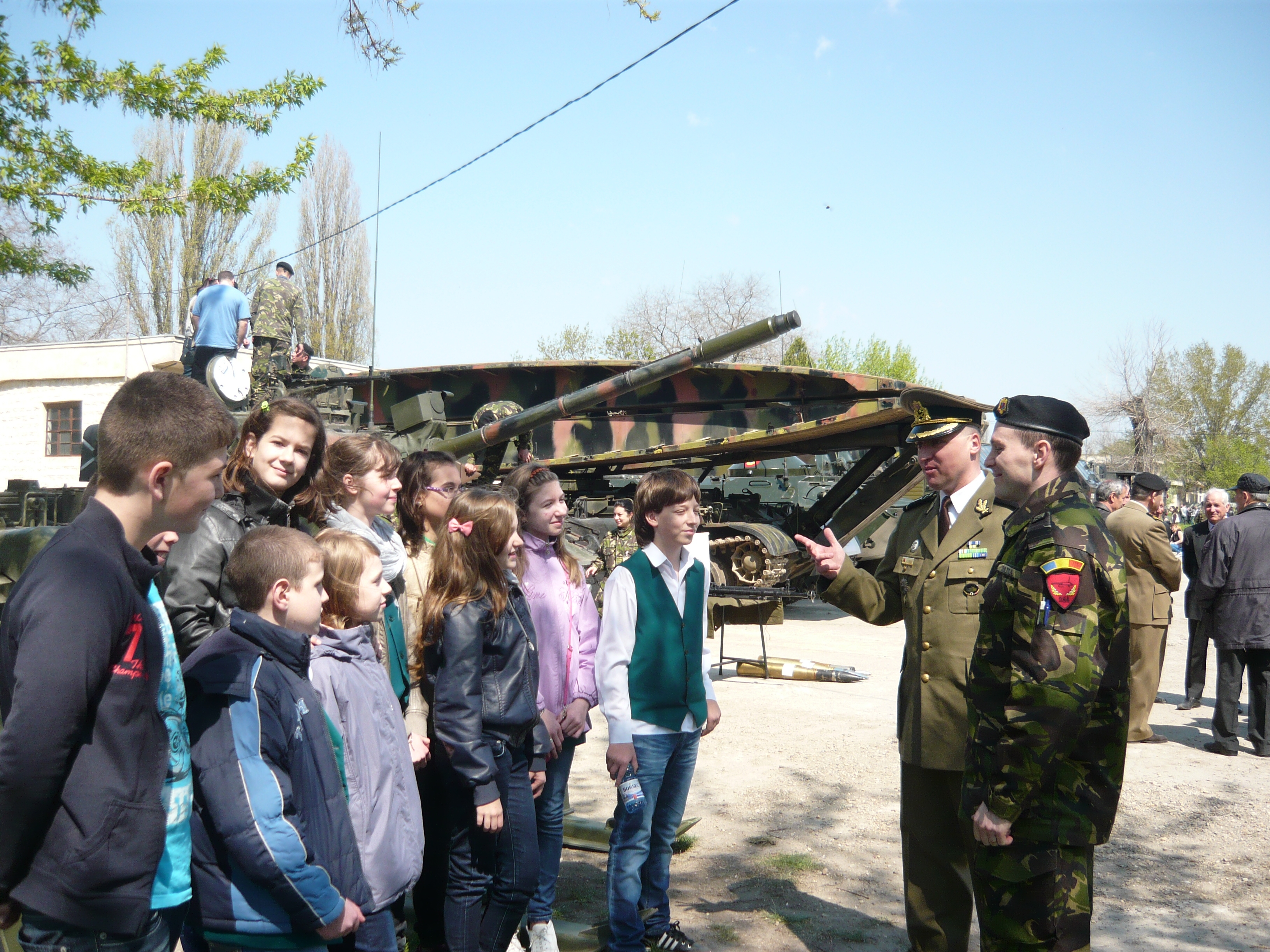 Ofertă pentru liceeni: Porţi deschise la şcolile de maiştri militari