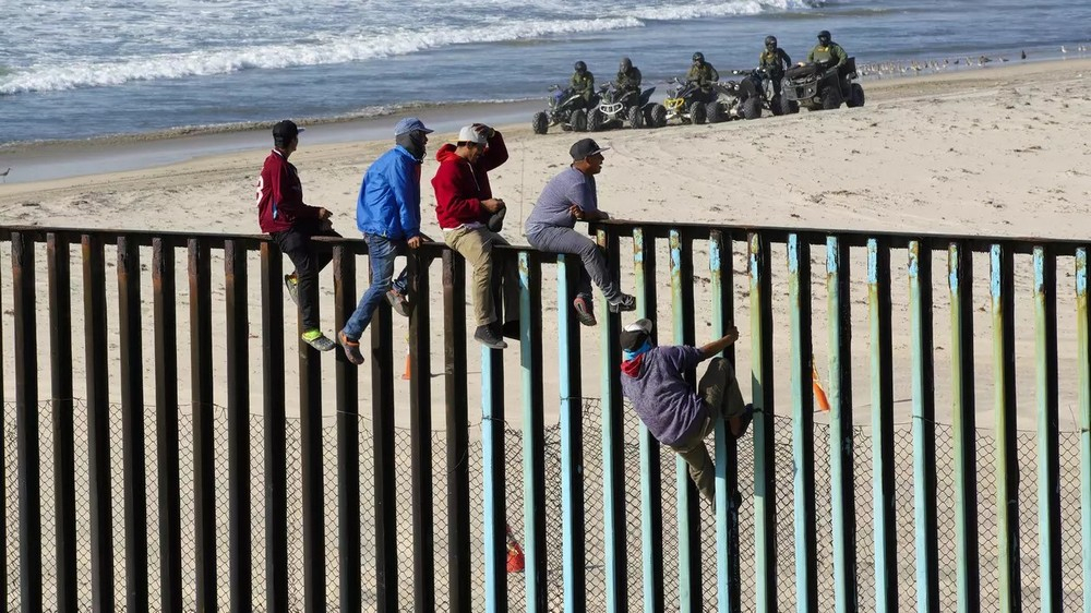 Restricții privind frontiera dintre Statele Unite și Mexic