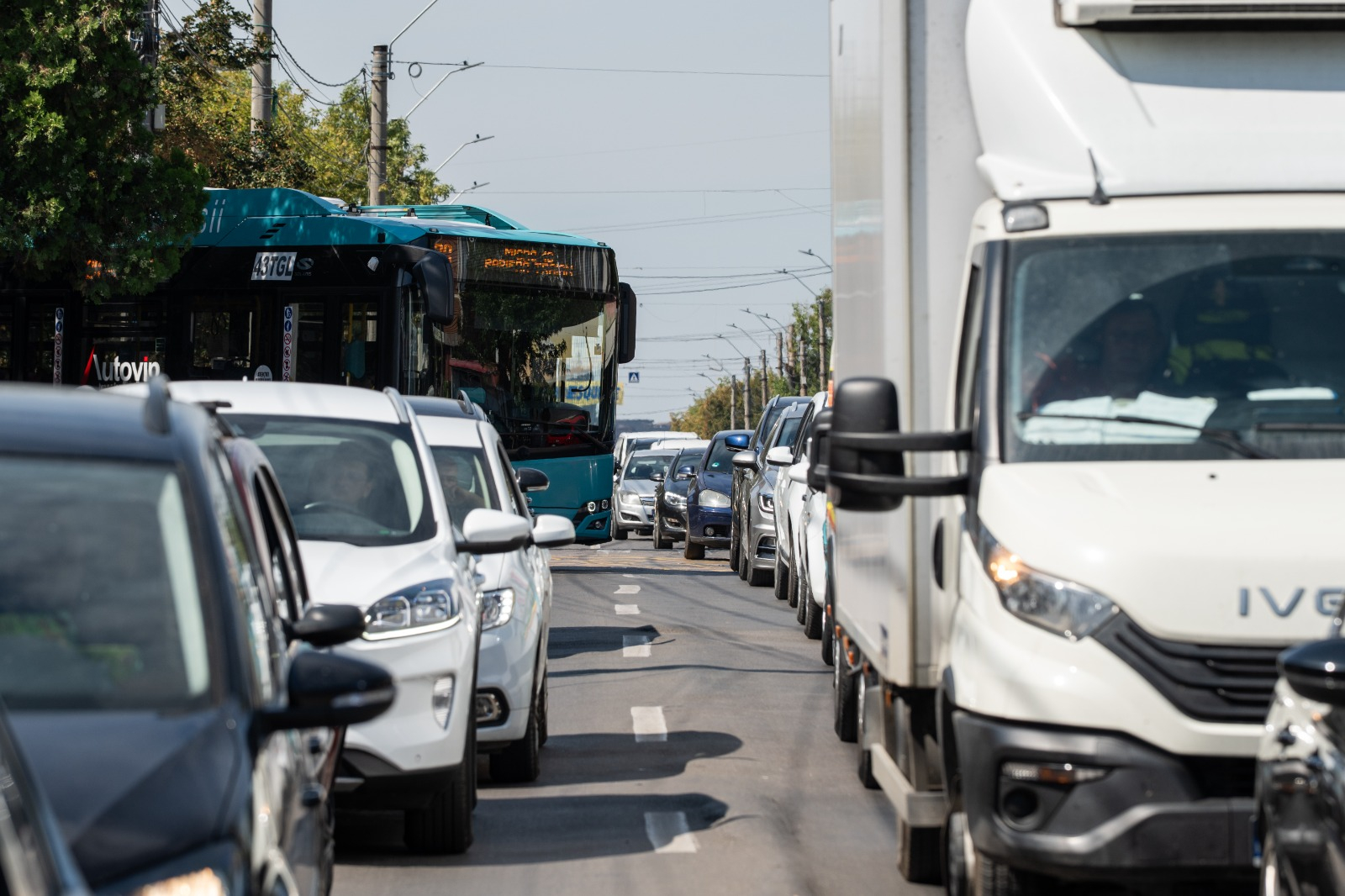 Poza zilei. Cozi și nervi în trafic din cauza noilor semafoare