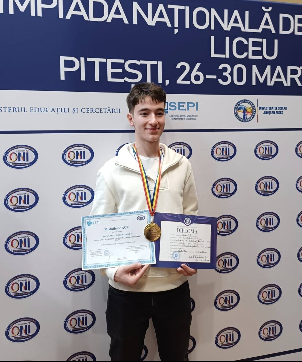 Rareș Andrei Neculau, premiat la trei olimpiade naționale. Interviu în exclusivitate