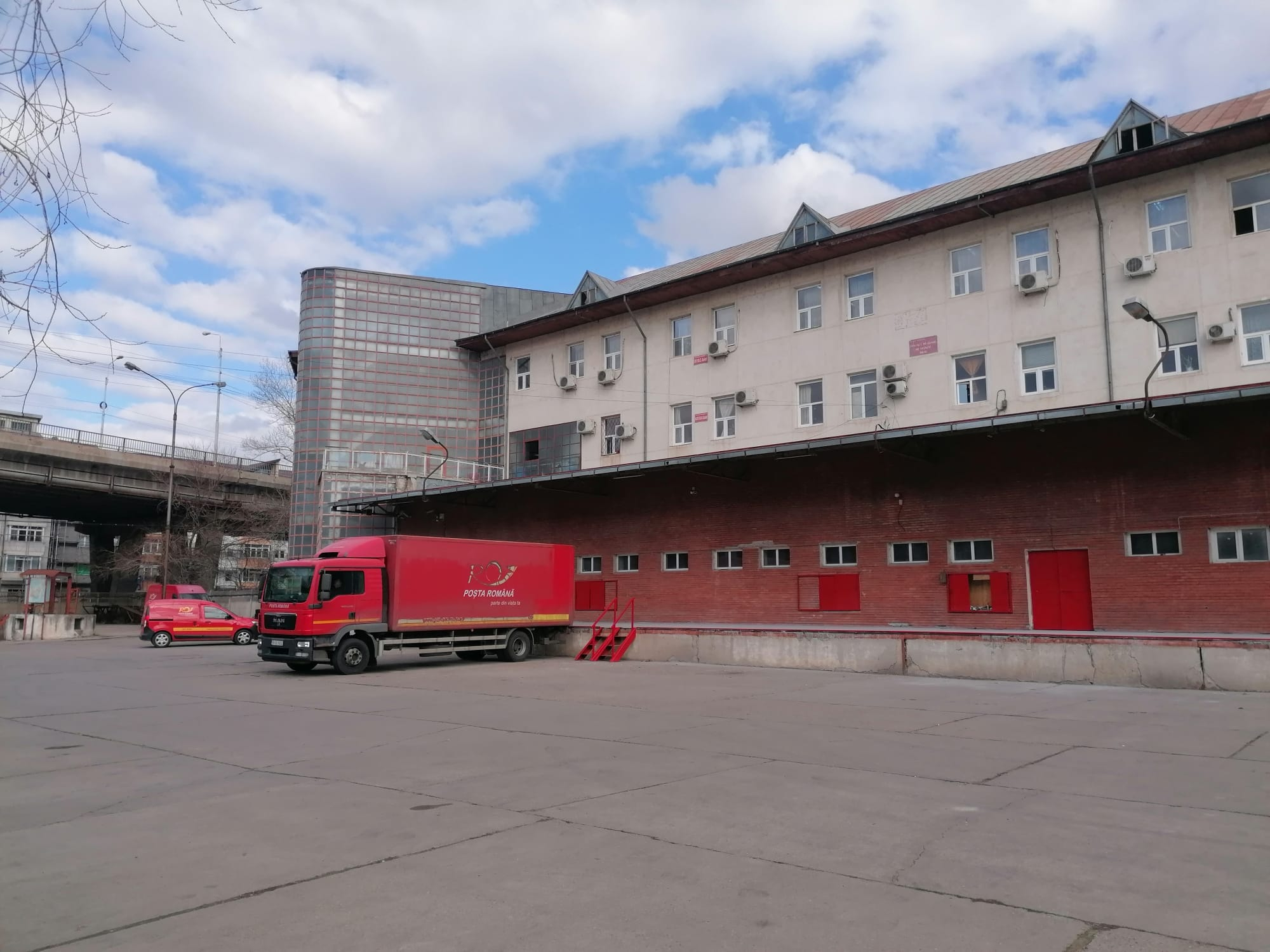 Poșta Galați colectează și trimite ajutoare umanitare către Ucraina