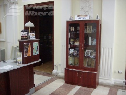 Biblioteca are şi librărie!