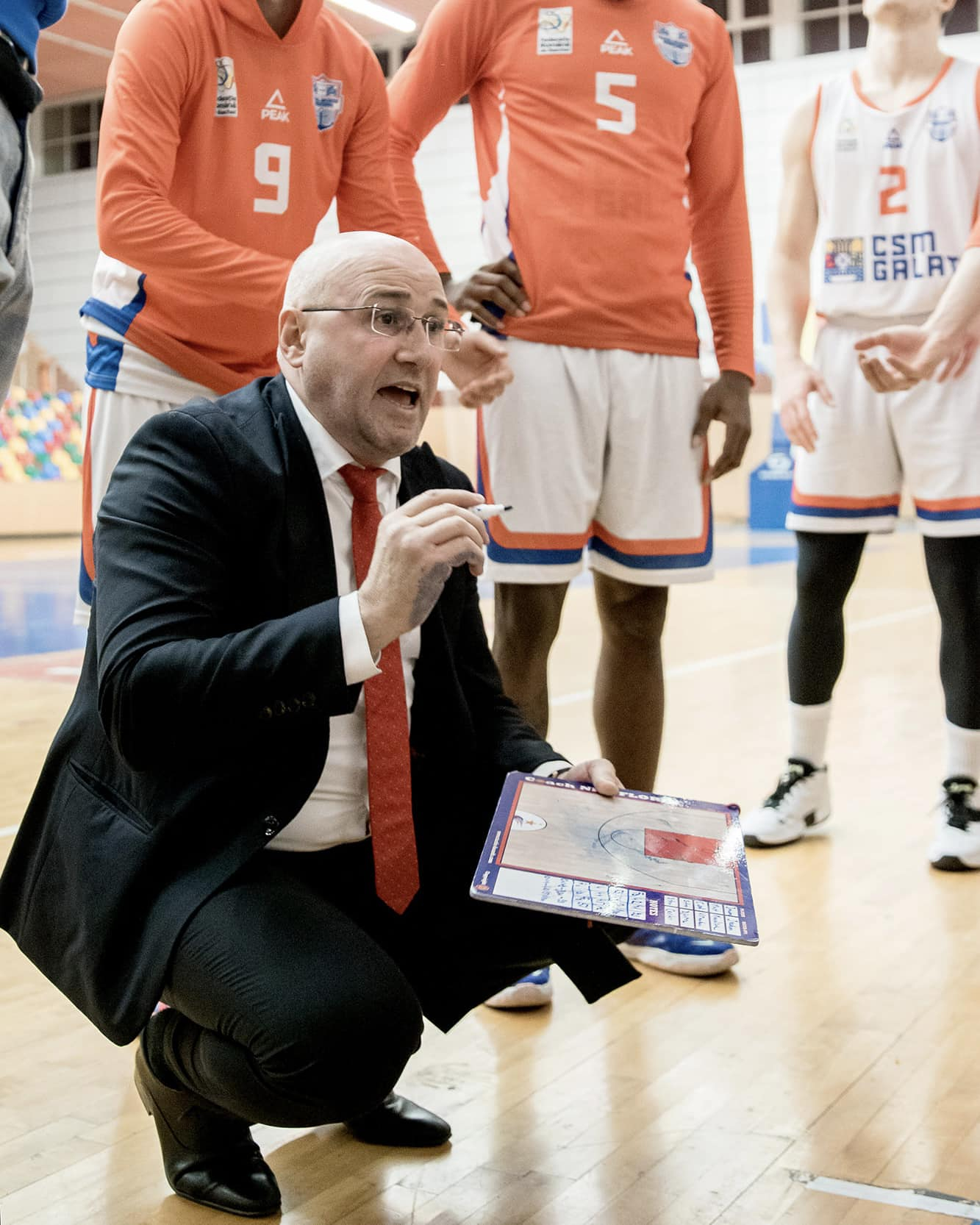 Antrenorul Florin Nini, scos cu targa de la meciul de sâmbătă seară