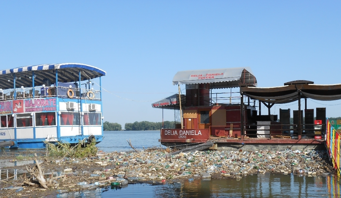 Gălăgioase şi înconjurate de mizerie: Terasele de pe Faleză, amendate de Garda de Mediu