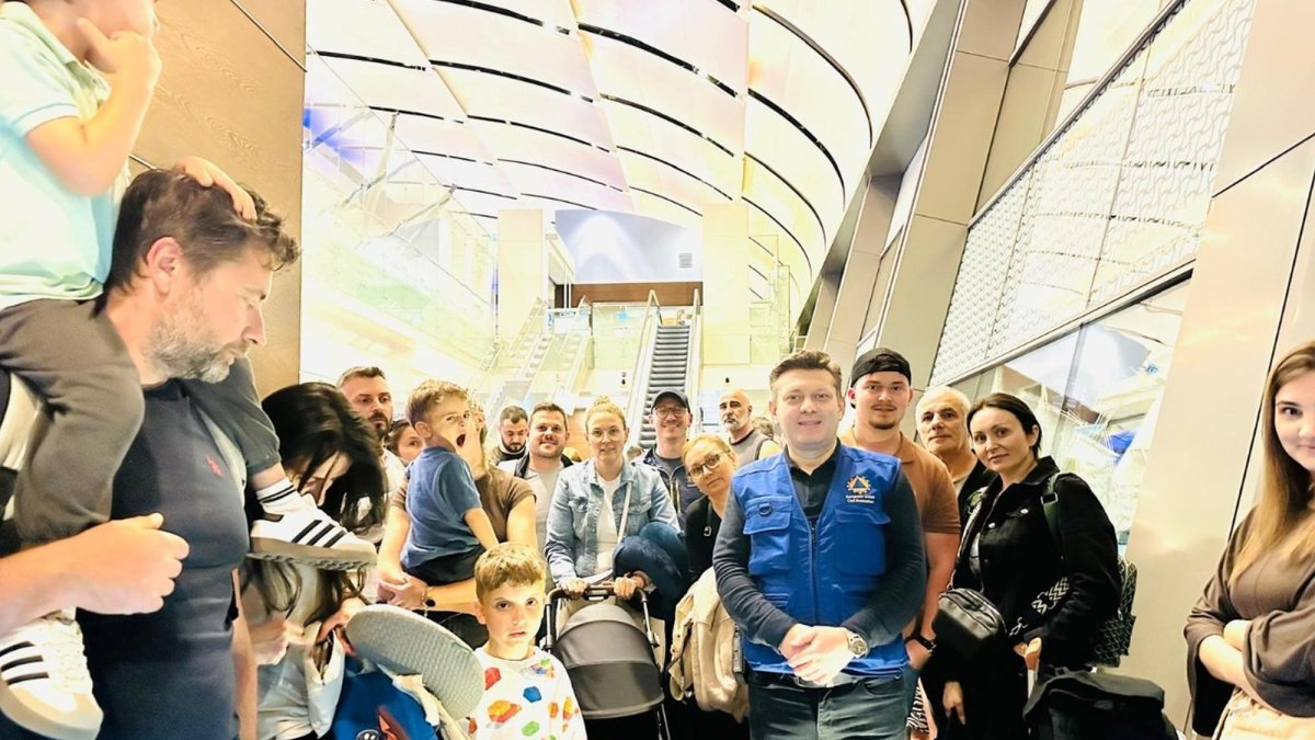 Aproape o sută de români au fost repatriați vineri