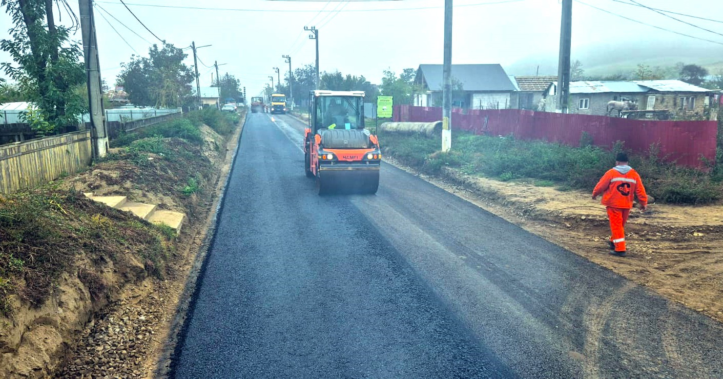 Asfalt nou și condiții mai bune de trafic pe DJ 240, la Negrilești