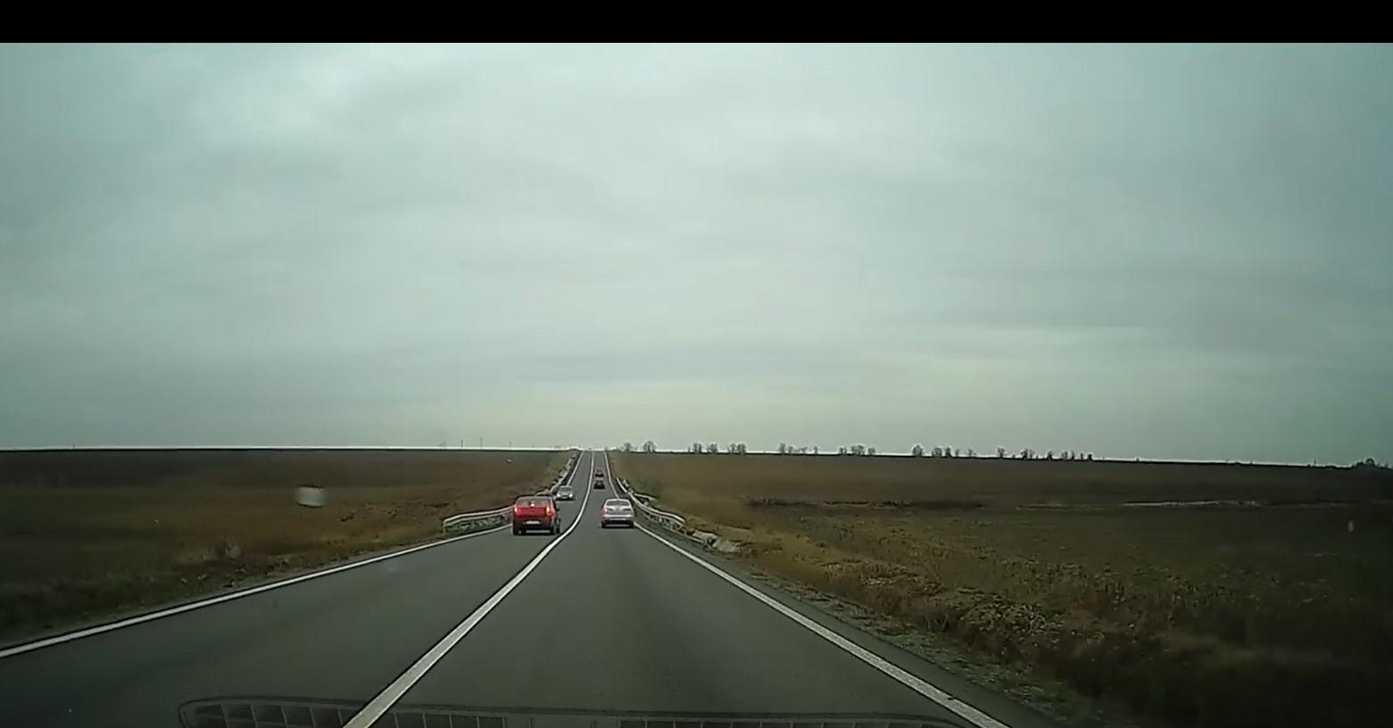 Slalom cu Loganul, pe contrasens (VIDEO)