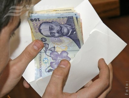 Bani mai puţini pe vară?