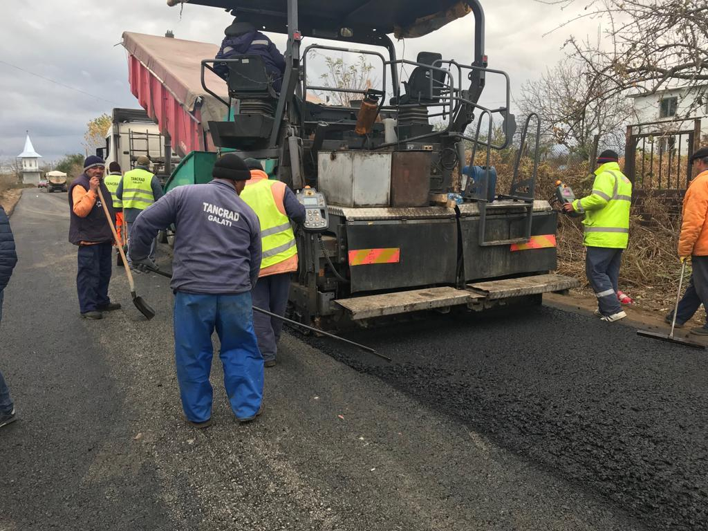 Intervenţii pe drumurile din localităţile care s-au extins. Porţiuni din DJ-uri, asfaltate cu 7 milioane de euro