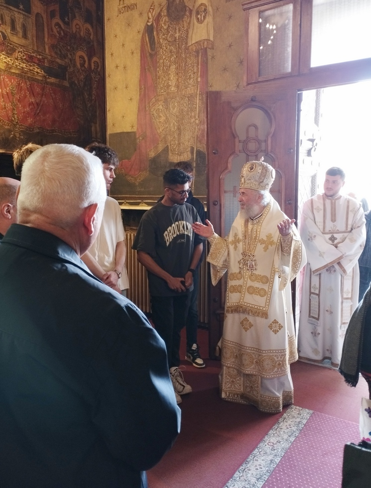 George, un student din India, a cântat în sanscrită "Dulcelui Iisus"