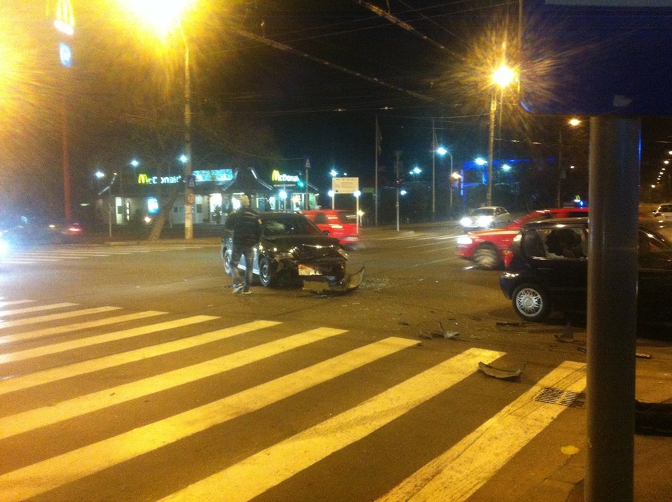 Accident soldat cu doi răniţi în apropiere de Spitalul Judeţean