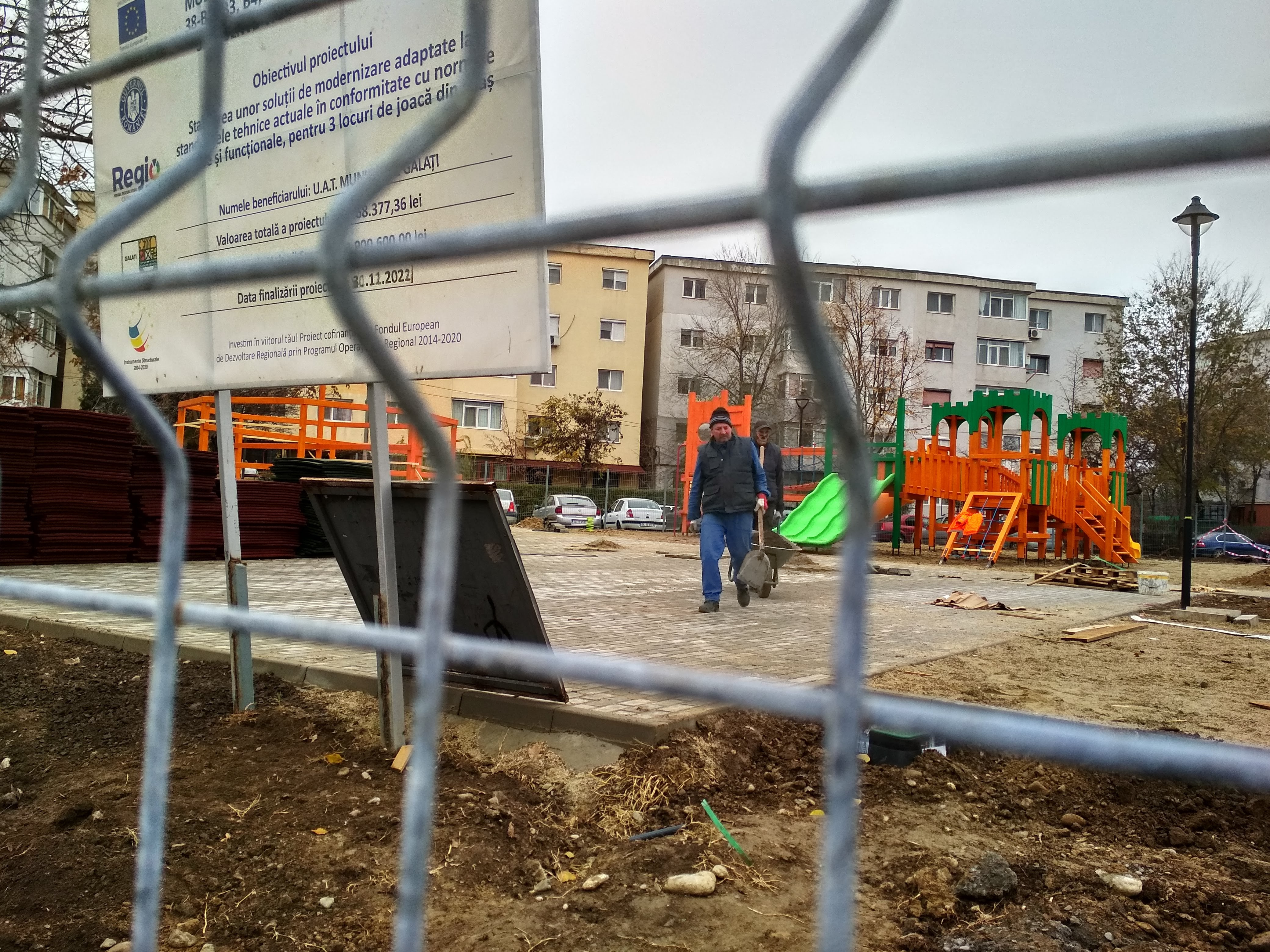 Cât mai durează modernizarea a două locuri de joacă. Contract prelungit și majorat din nou (FOTO)
