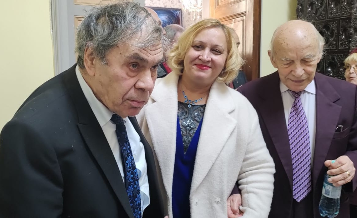 Istoria s-a întors la Salonul Cultural. Sau, poate, nu a plecat niciodată