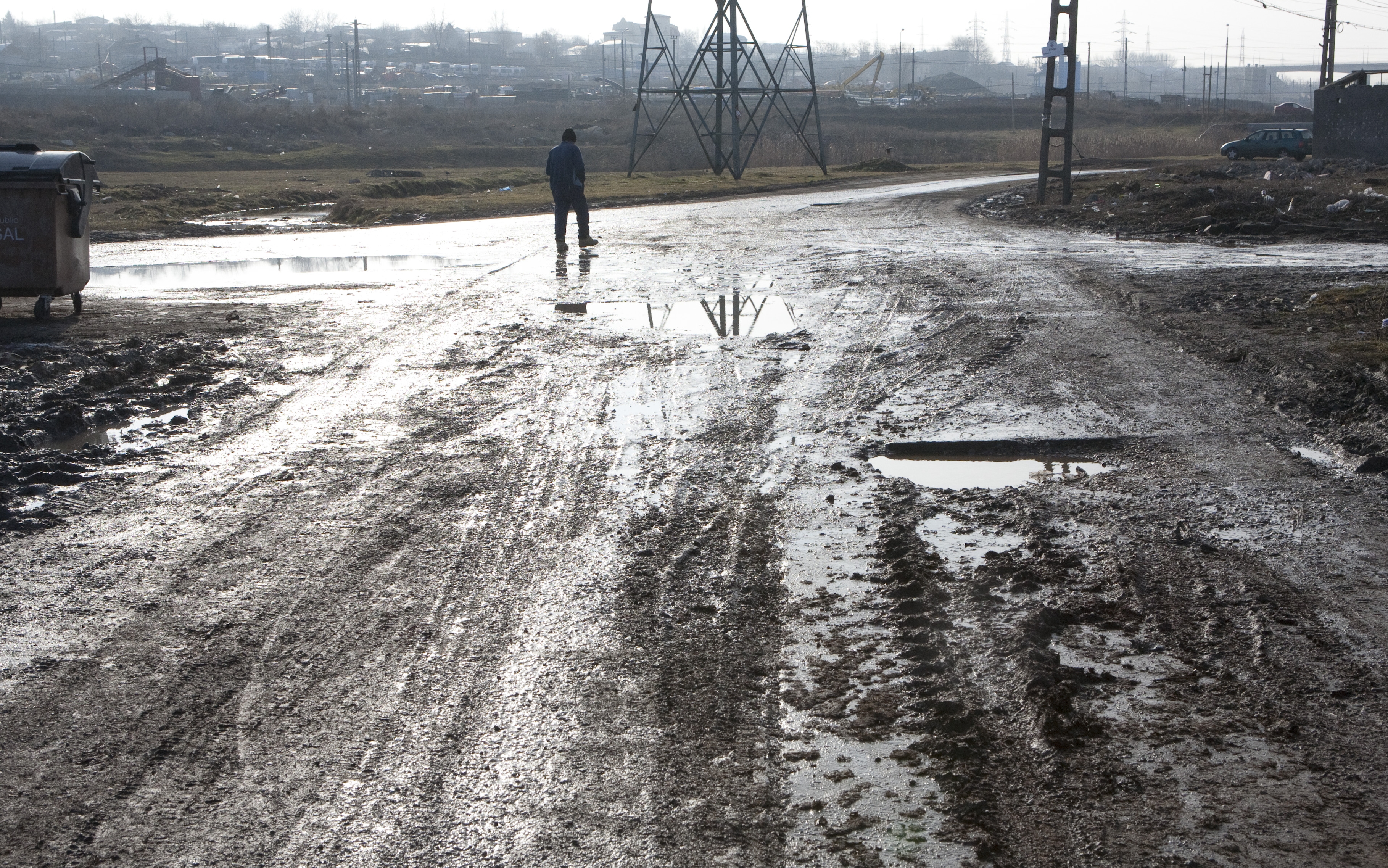 GALERIE FOTO / Fileştiul, ca în lumea a treia: Gălăţeni obligaţi să trăiască pe întuneric