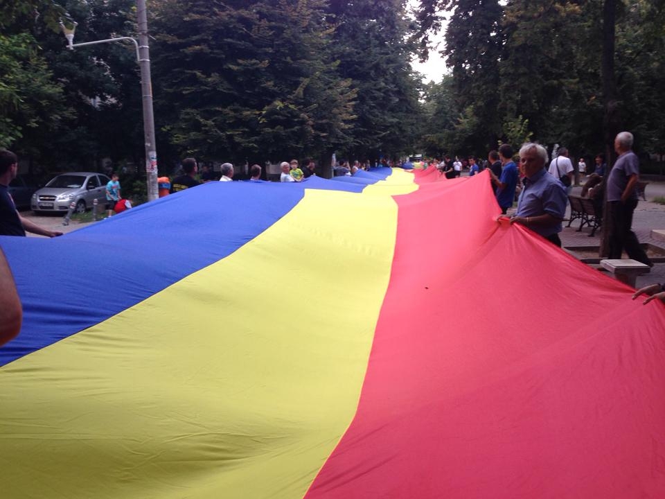 MARELE STEAG ROMÂNESC/ UN TRICOLOR de 150 de metri a acoperit ALEEA PIETONALĂ de la P-uri