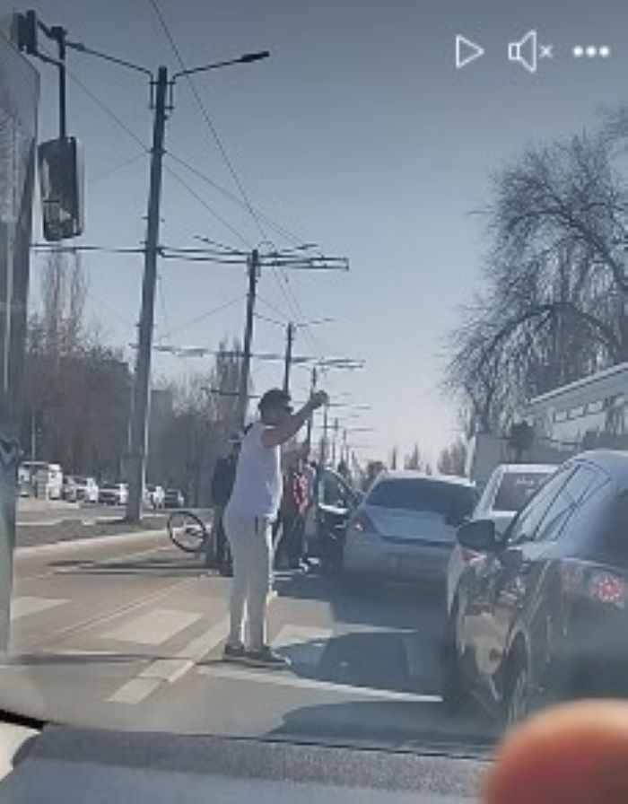 Biciclist băut, lovit de mașină în Micro 39