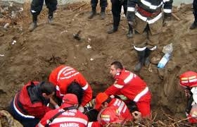 Muncitor DECAPITAT de un coleg care a încercat să-l salveze cu un EXCAVATOR după o SURPARE de pământ
