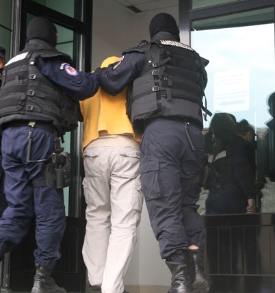 Percheziţii la traficanţi de droguri. 31 de persoane, aduse la audieri