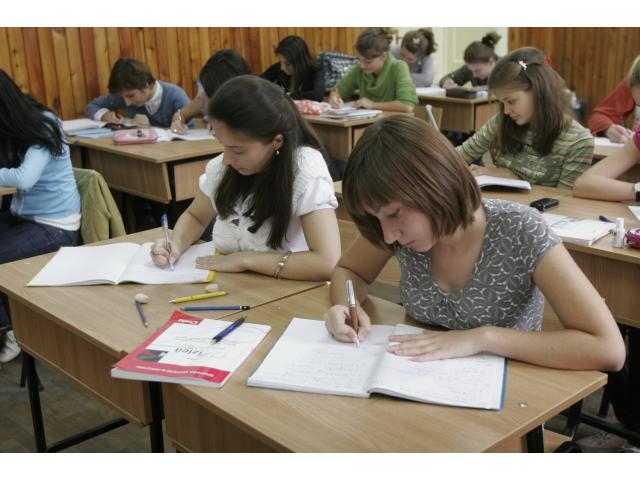 Peste 2.800 de elevi gălăţeni primesc „Bani de liceu”