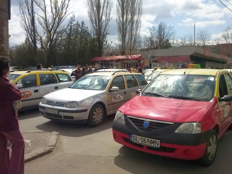 Protest în faţa Spitalului Judeţean: Taximetriştii nu vor să îşi cedeze locurile