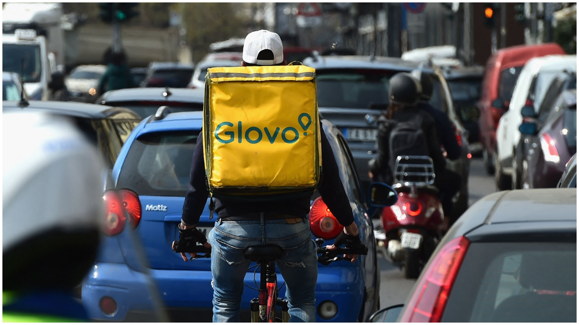 Manager de flotă de la Glovo, prins în flagrant