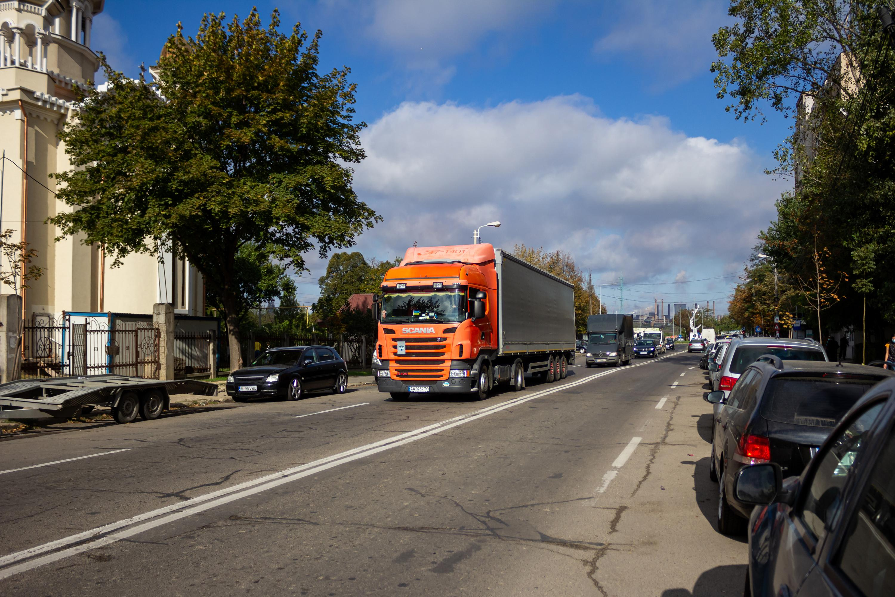 Vecini, de nevoie, cu un trafic infernal