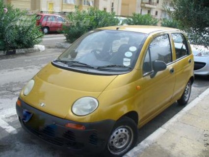 Septuagenară călcată de un Matiz în marşarier