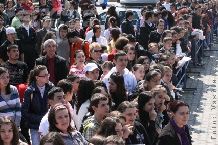 Peste 1.000 de elevi au renunţat la liceu