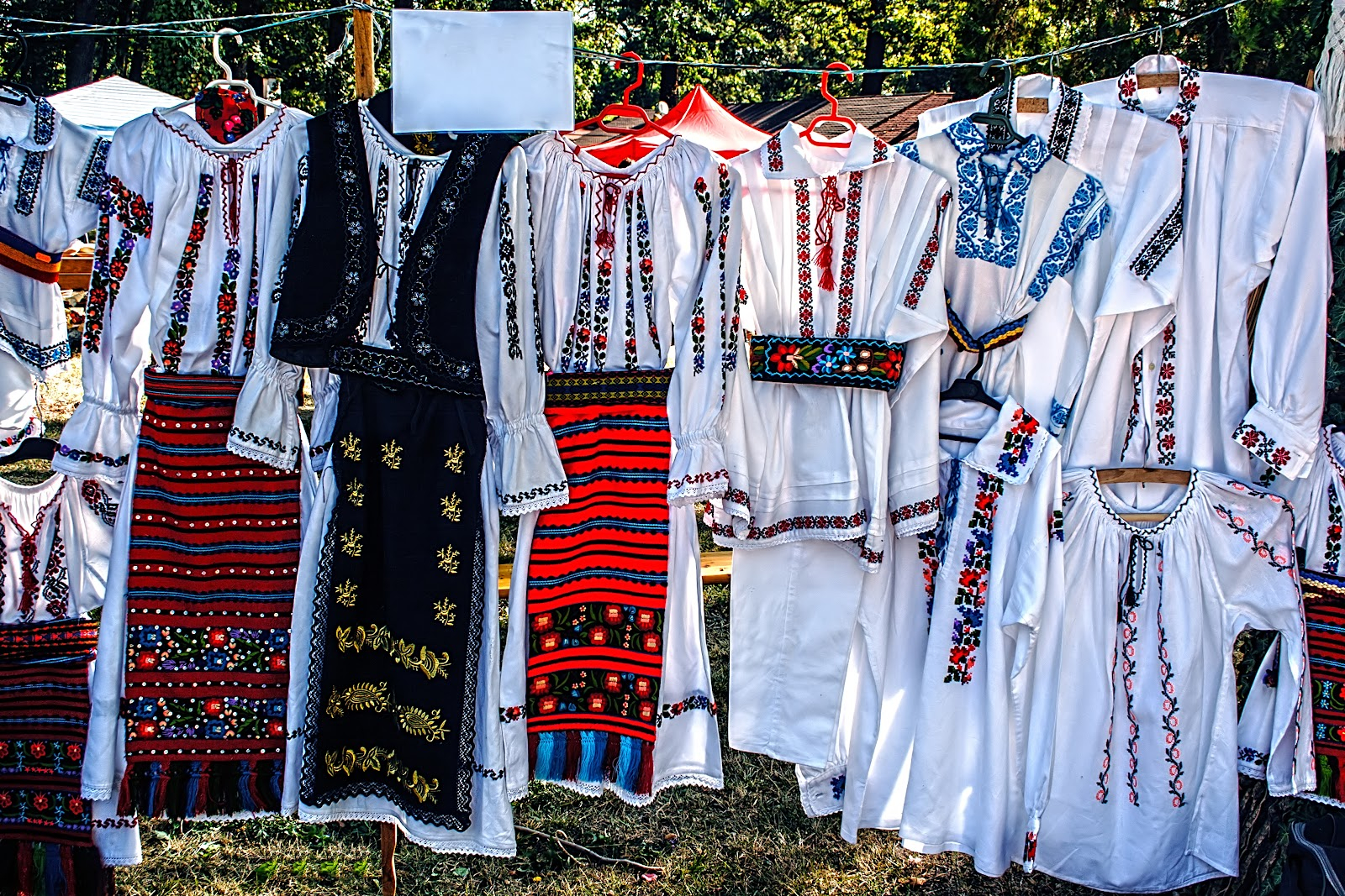 Ii și costume vechi, adunate pentru o expoziție la Berești